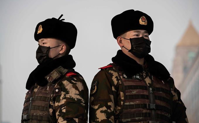 准军事警察戴着防护口罩在北京火车站值班