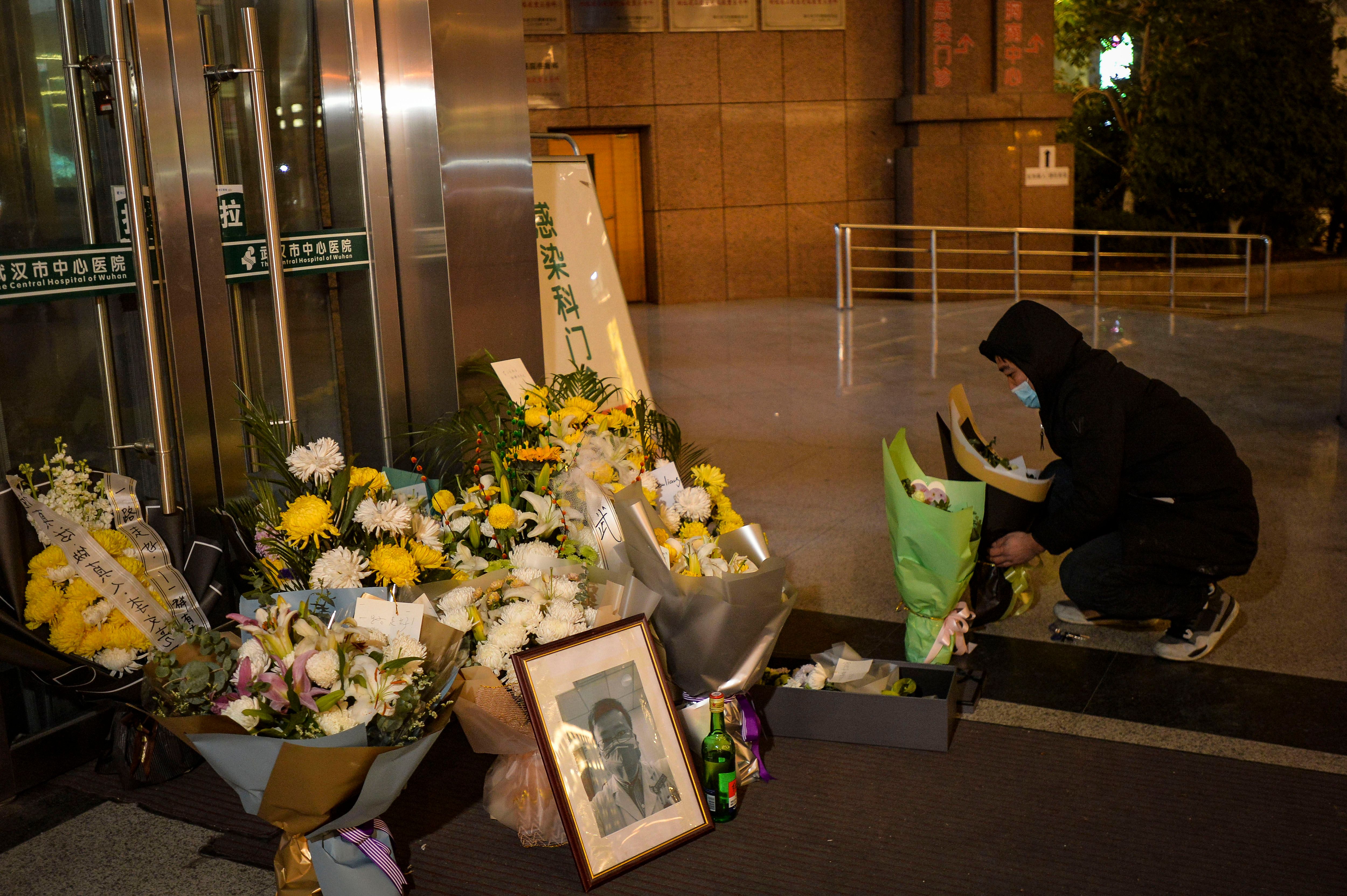最早曝光武汉肺炎疫情的医生李文亮8日死亡引燃中国舆论大批武汉市民前往悼念（图片来源： STR/AFP via Getty Images)