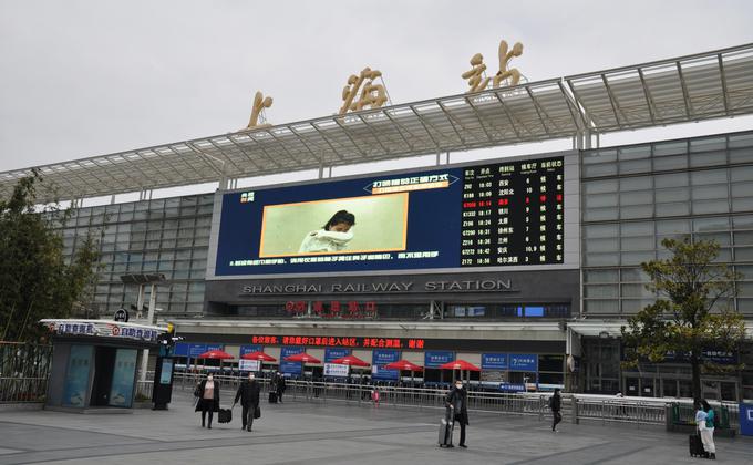 武汉肺炎影响下 上海火车站外门可罗雀