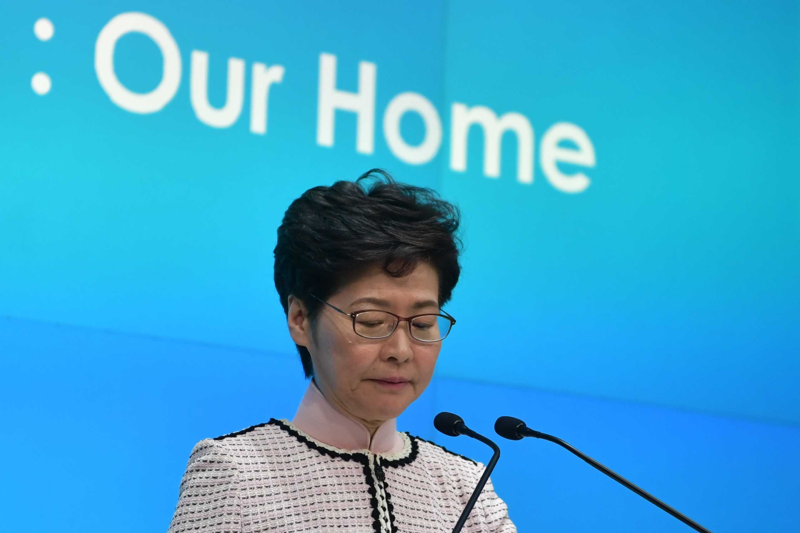彭博评论：香港出现“败国”征兆 林郑月娥是祸首