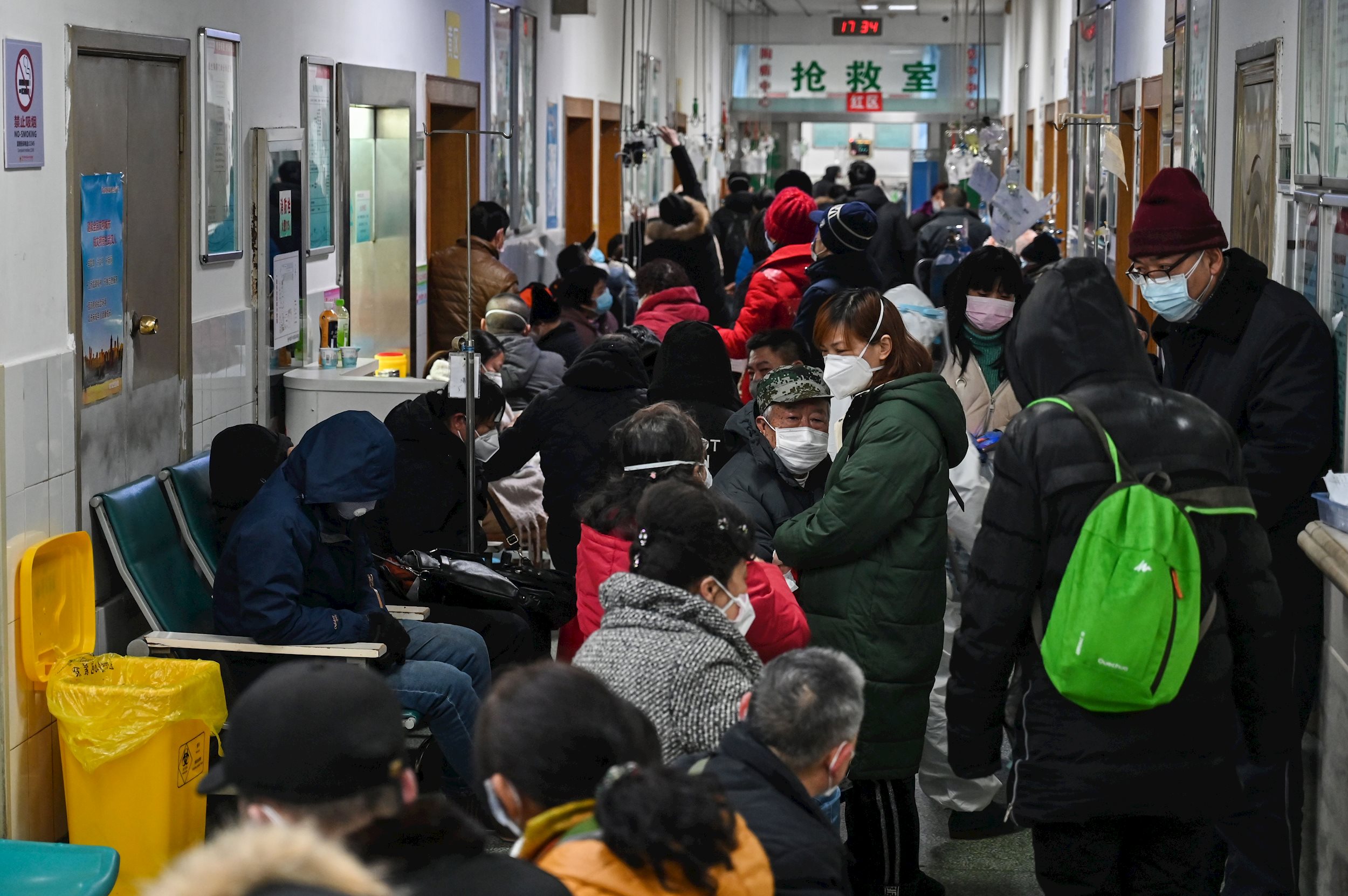 图为人满为患的武汉医院