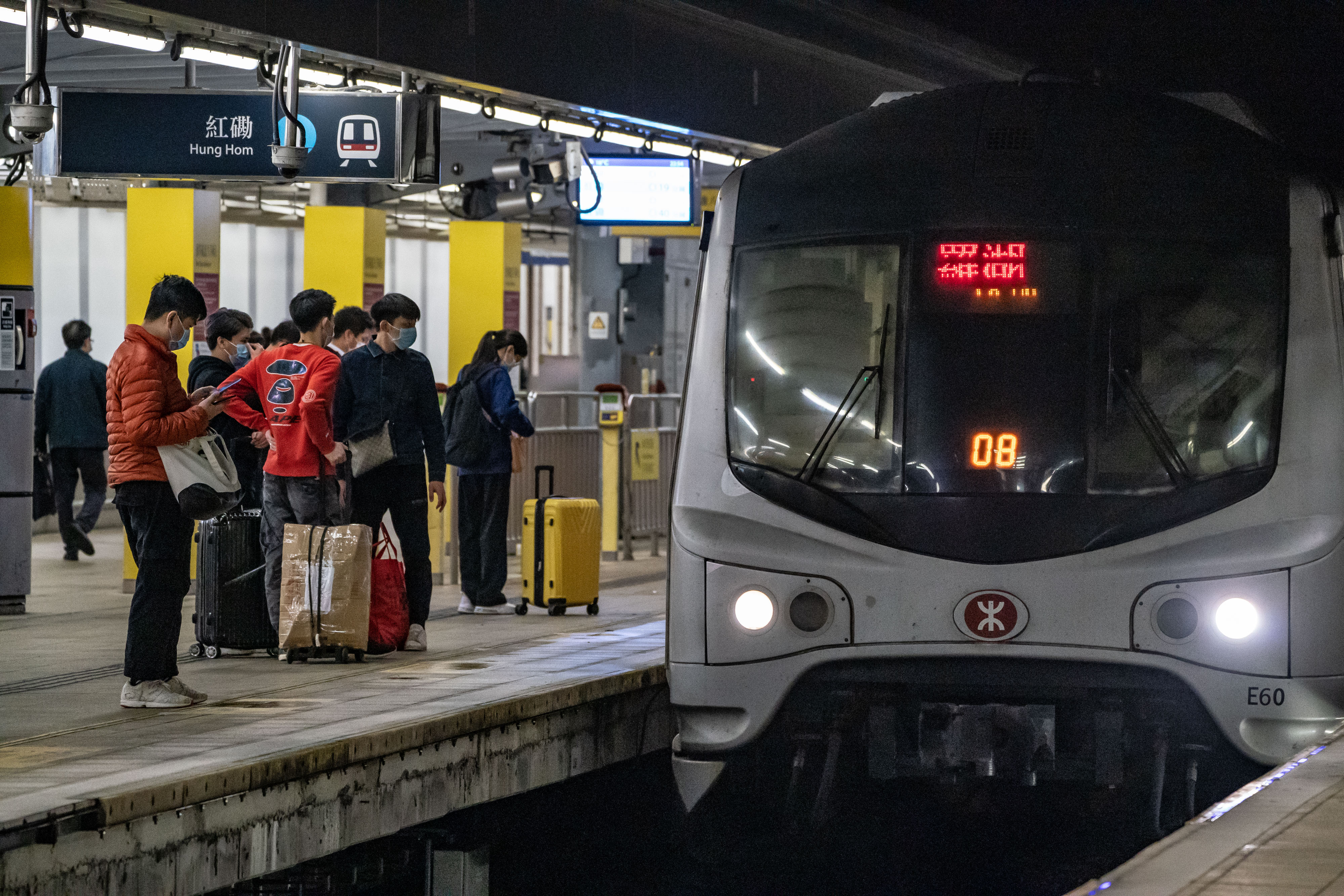 香港东铁线九龙塘站20日发生一起坠轨事件，一名17岁少女遭疾驰的地铁压断双腿