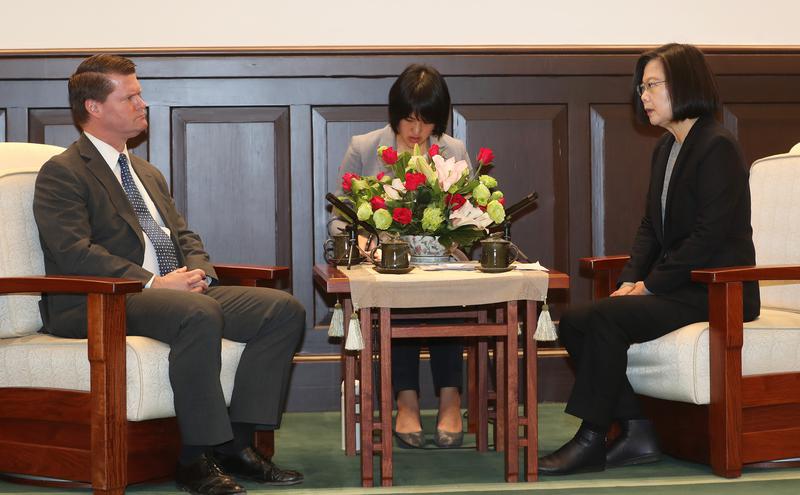 台湾总统蔡英文接见美国国防部前印太安全事务助理部长薛瑞福（Randall Schriver）图片来源：中央社