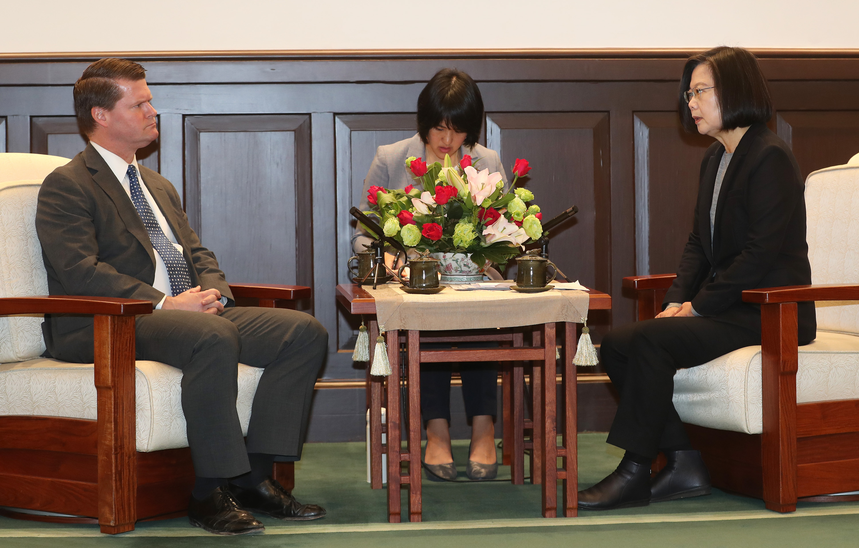 台湾总统蔡英文接见美国国防部前印太安全事务助理部长薛瑞福（Randall Schriver）图片来源：中央社