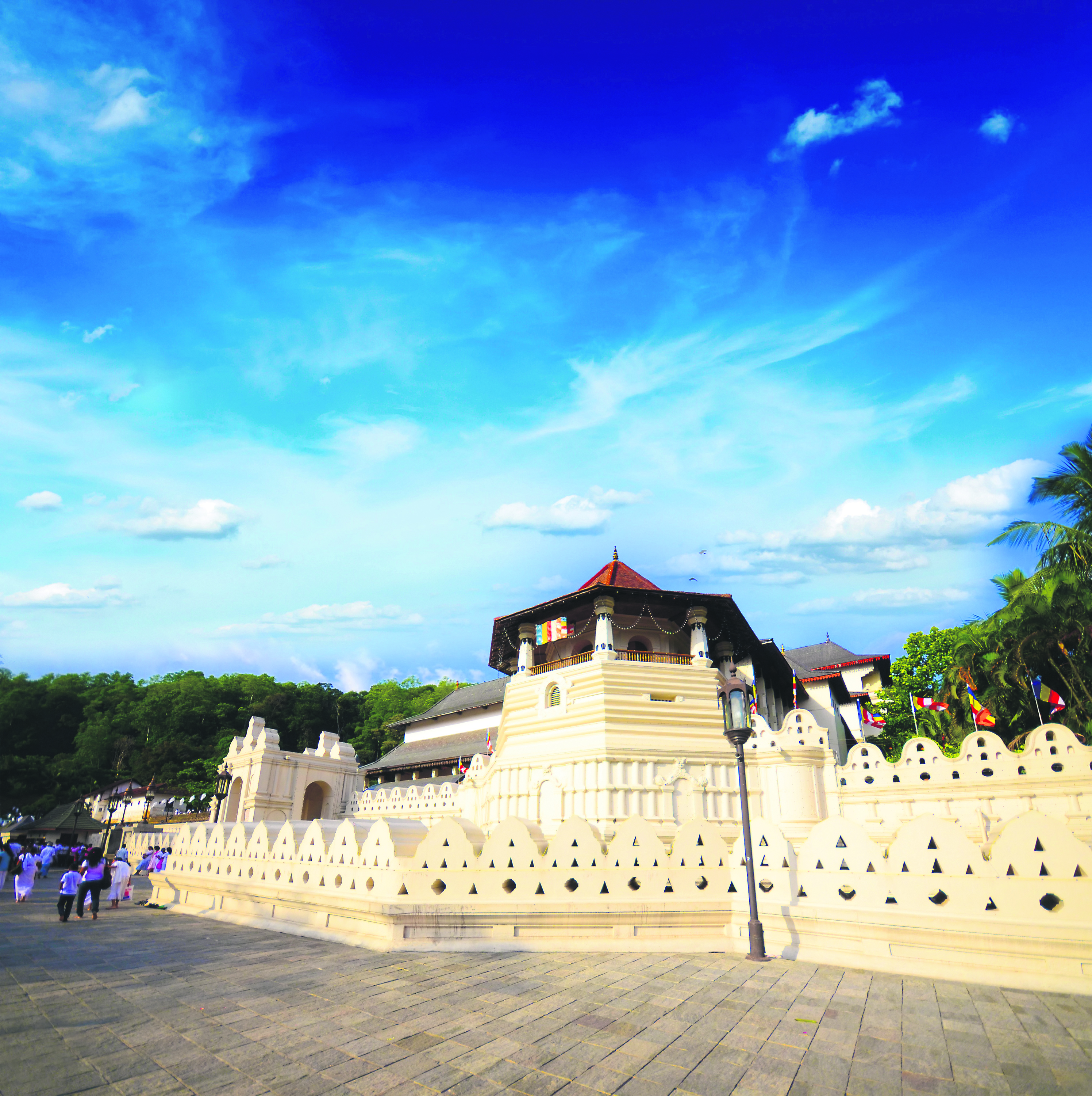 佛牙寺呈八角形，结构精巧，周围有白色高墙及护城河围绕，围墙四角建有四座印度教天神庙