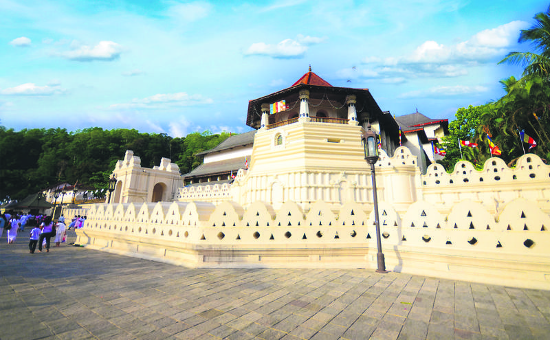 佛牙寺呈八角形，结构精巧，周围有白色高墙及护城河围绕，围墙四角建有四座印度教天神庙