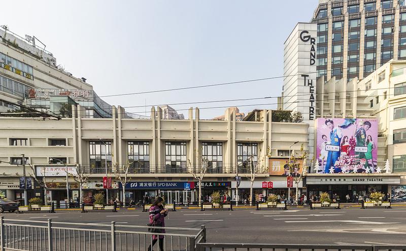 图为位于上海南京路的地标性建筑大光明电影院。（图片来源：wikimedia CC-BY-SA-4.0 ）