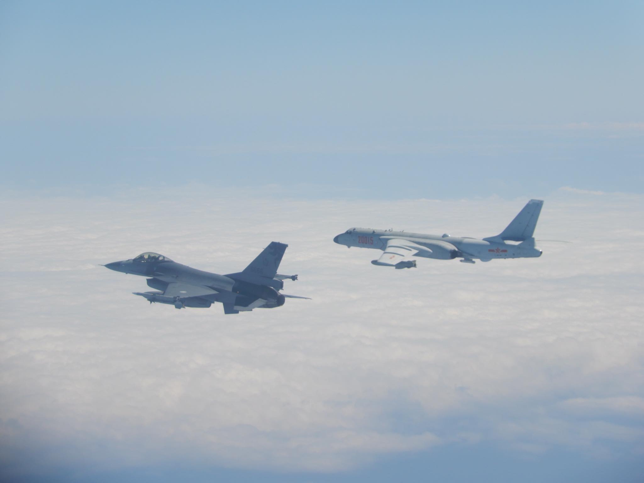 共军轰6远海长训　国军F-16升空监控