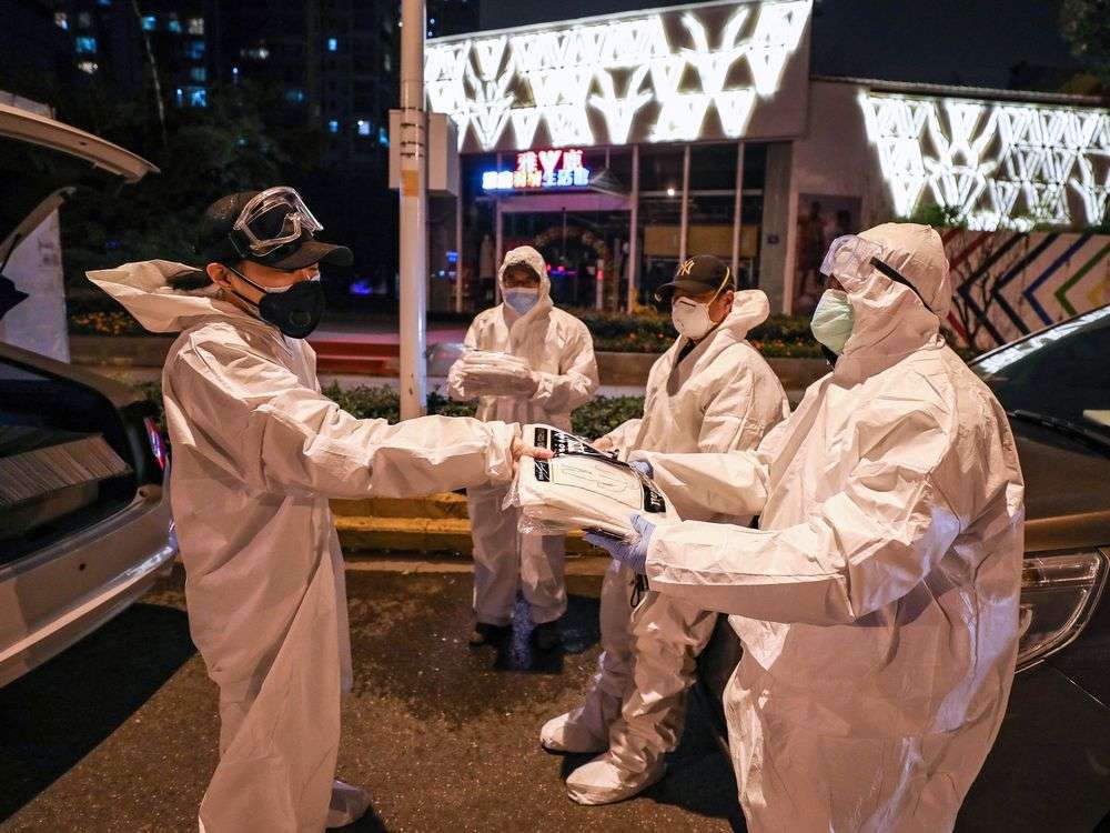 志愿者在武汉分发防护服