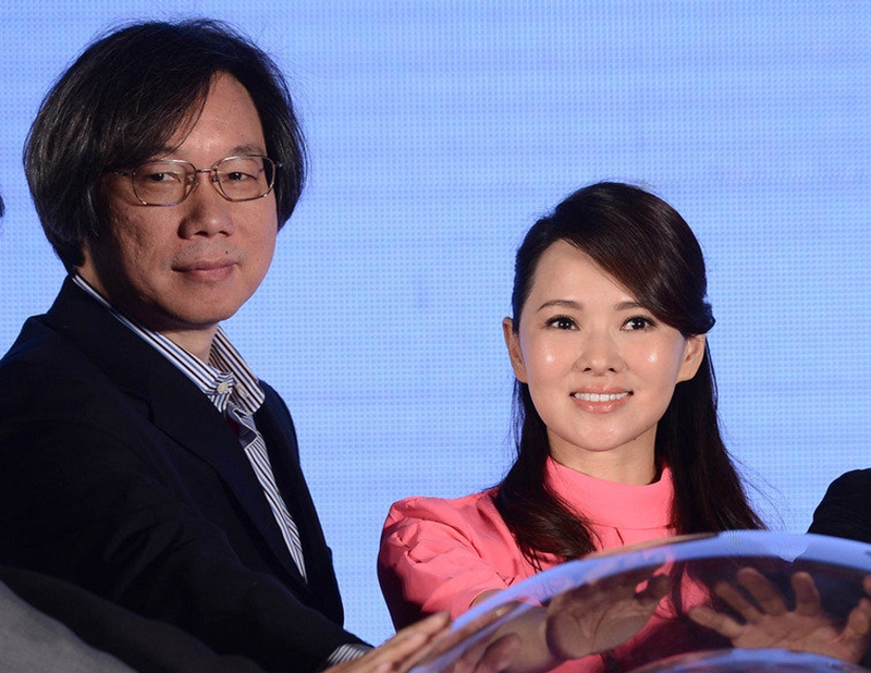 艺人伊能静和时任新京报社长的戴自更