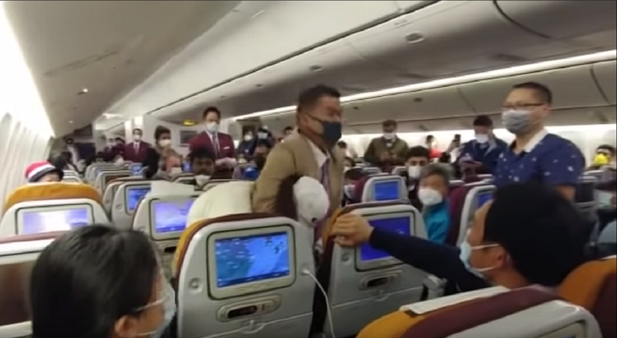 中国籍女乘客故意朝空姐猛咳嗽