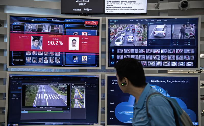 中国科技公司华为在一次博览会上展示人脸识别技术。（图片来源：Kevin Frayer/Getty Images)