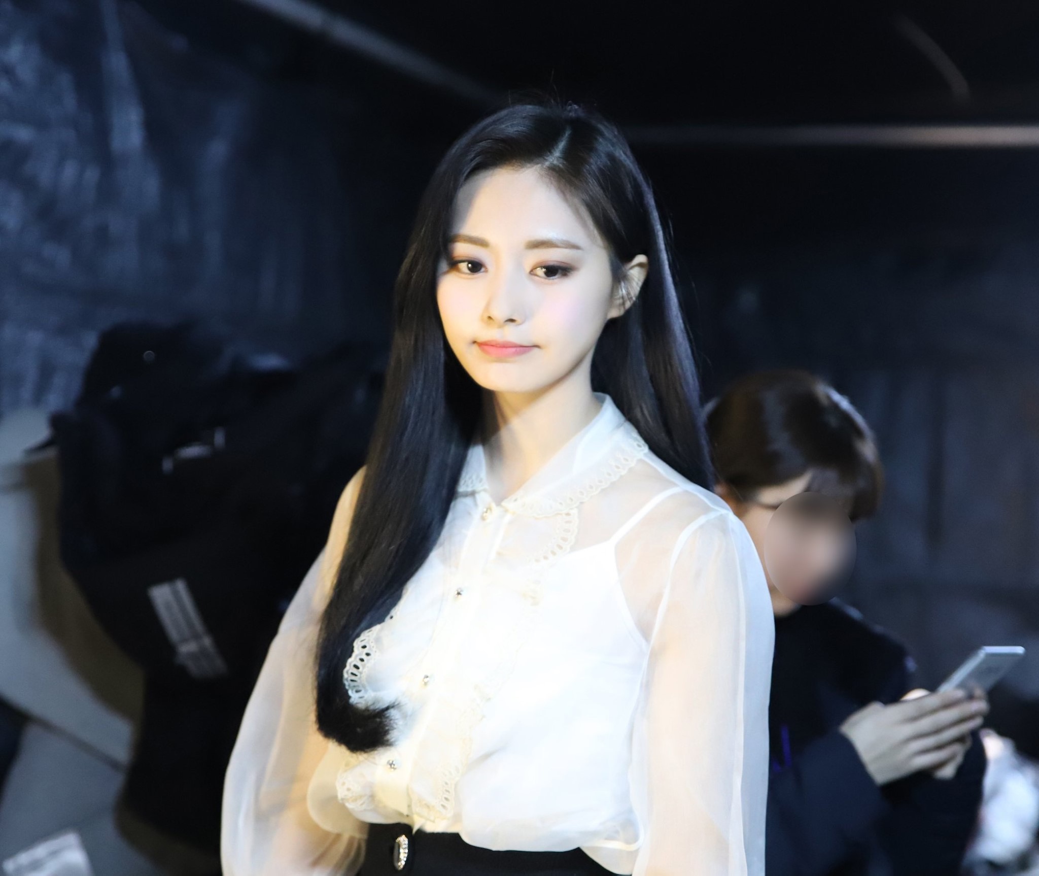韩国女团TWICE成员周子瑜在「2019 KBS Song Festival」 后台照片。（图片来源：TWICE官方脸书）