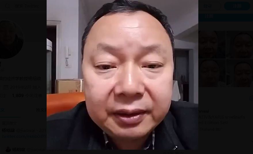 贵州大学经济系教授杨绍政3月6日在成都市温江区的住所，遭中共警方威胁。(图片来源：推特）