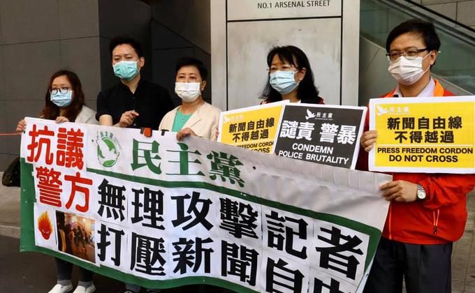 香港民主党立法会议员黄碧云警察总部抗议。