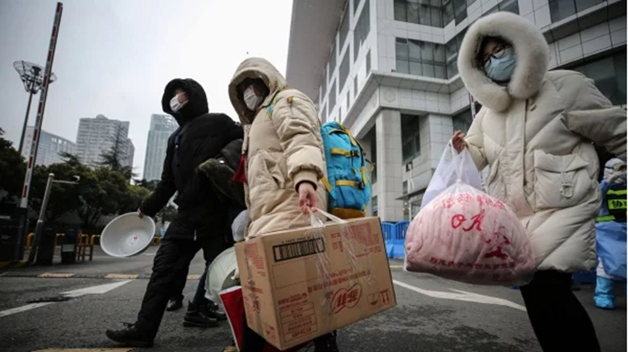 武汉肺炎患者于2020年3月9日离开武汉市的一家临时医院。（图片来源：STR/AFP via Getty   Images)