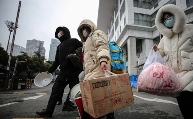 武汉肺炎患者于2020年3月9日离开武汉市的一家临时医院。（图片来源：STR/AFP via Getty   Images)