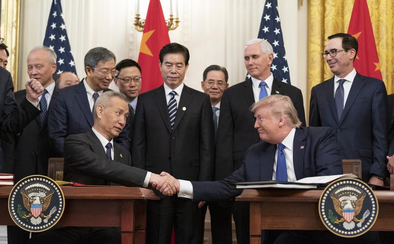 美国总统川普与中国国务院副总理刘鹤在白宫。