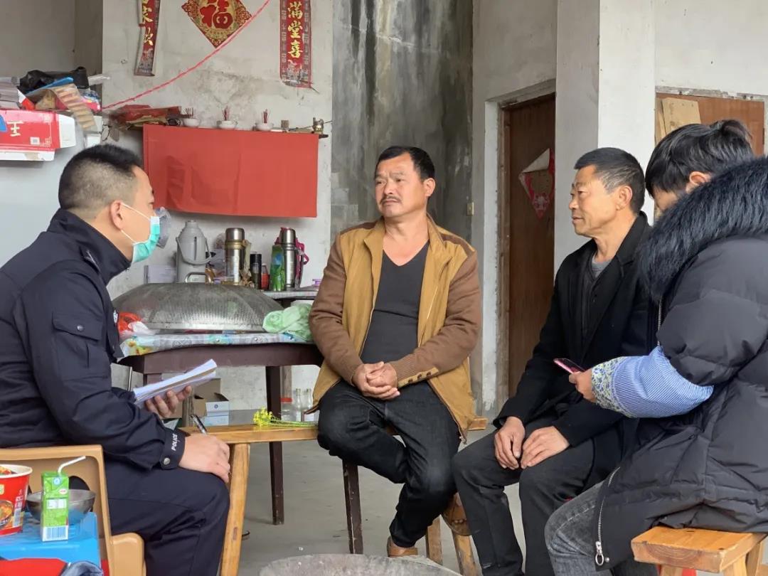 收养男子的夫妇