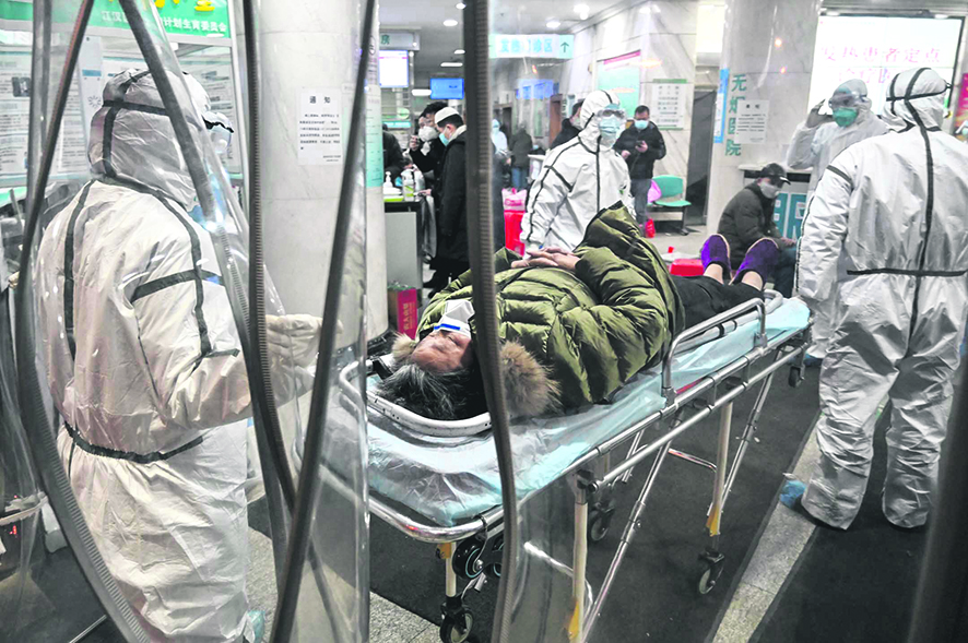 医务人员穿着防护服以帮助阻止致命病毒的蔓延