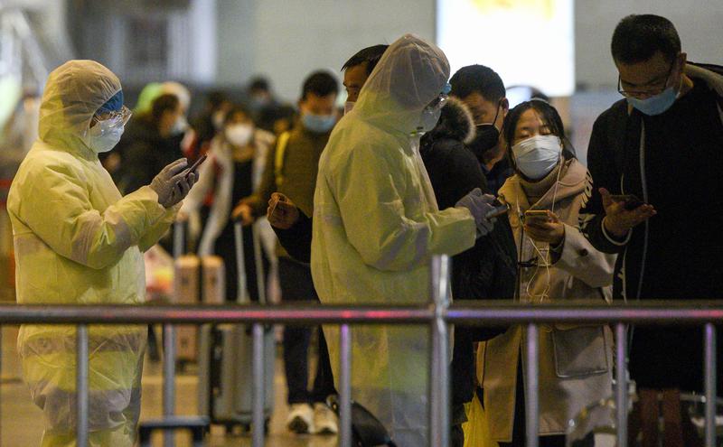 上海火车站南站等待检测的旅客。