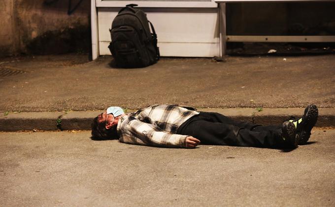 3月22日一名戴着口罩的意大利公民突然倒在罗马街头。