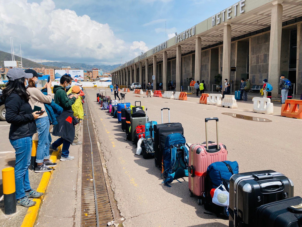 祕鲁库斯克(Cusco)机场外等候离开的旅客。(图片来源:台湾外交部脸书)