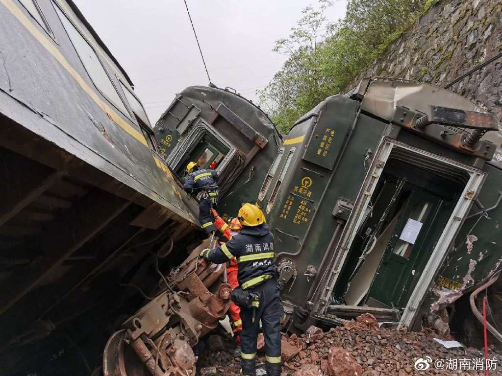 中国一辆自山东济南开往广东广州的列车30日行经湖南郴州永兴县时，因撞击坍方山体，导致车头起火，部分车厢侧翻，已造成一人死亡。