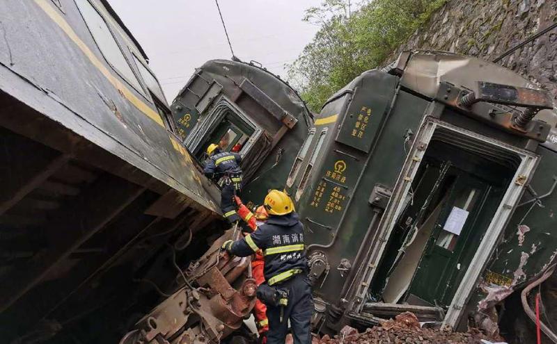 中国一辆自山东济南开往广东广州的列车30日行经湖南郴州永兴县时，因撞击坍方山体，导致车头起火，部分车厢侧翻，已造成一人死亡。