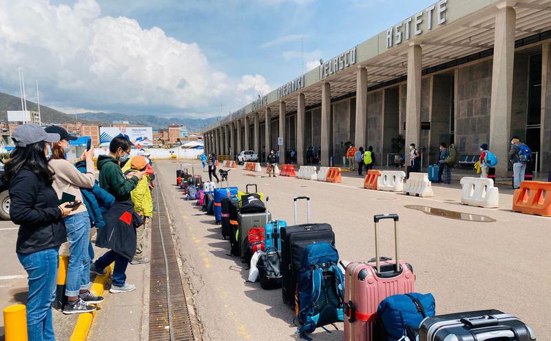 祕鲁库斯克(Cusco)机场外等候离开的旅客。(图片来源:台湾外交部脸书)