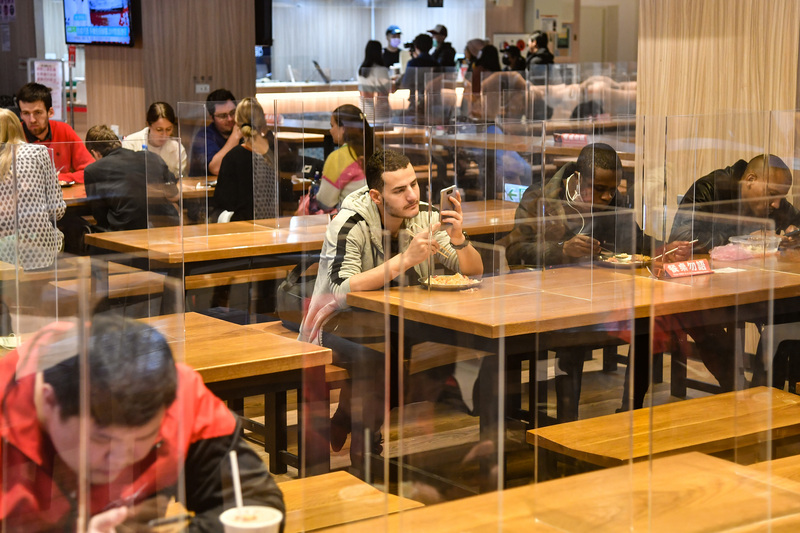 台湾科技大学加强校园防疫，在餐厅用餐区加设透明隔板。