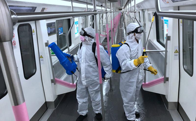 武汉清洁人员正对地铁车厢进行消毒， 准备3月28日复驶。（图片来源：中央社）