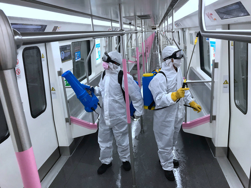 武汉清洁人员正对地铁车厢进行消毒， 准备3月28日复驶。（图片来源：中央社）