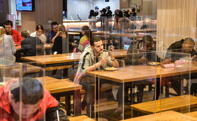 台湾科技大学加强校园防疫，在餐厅用餐区加设透明隔板。