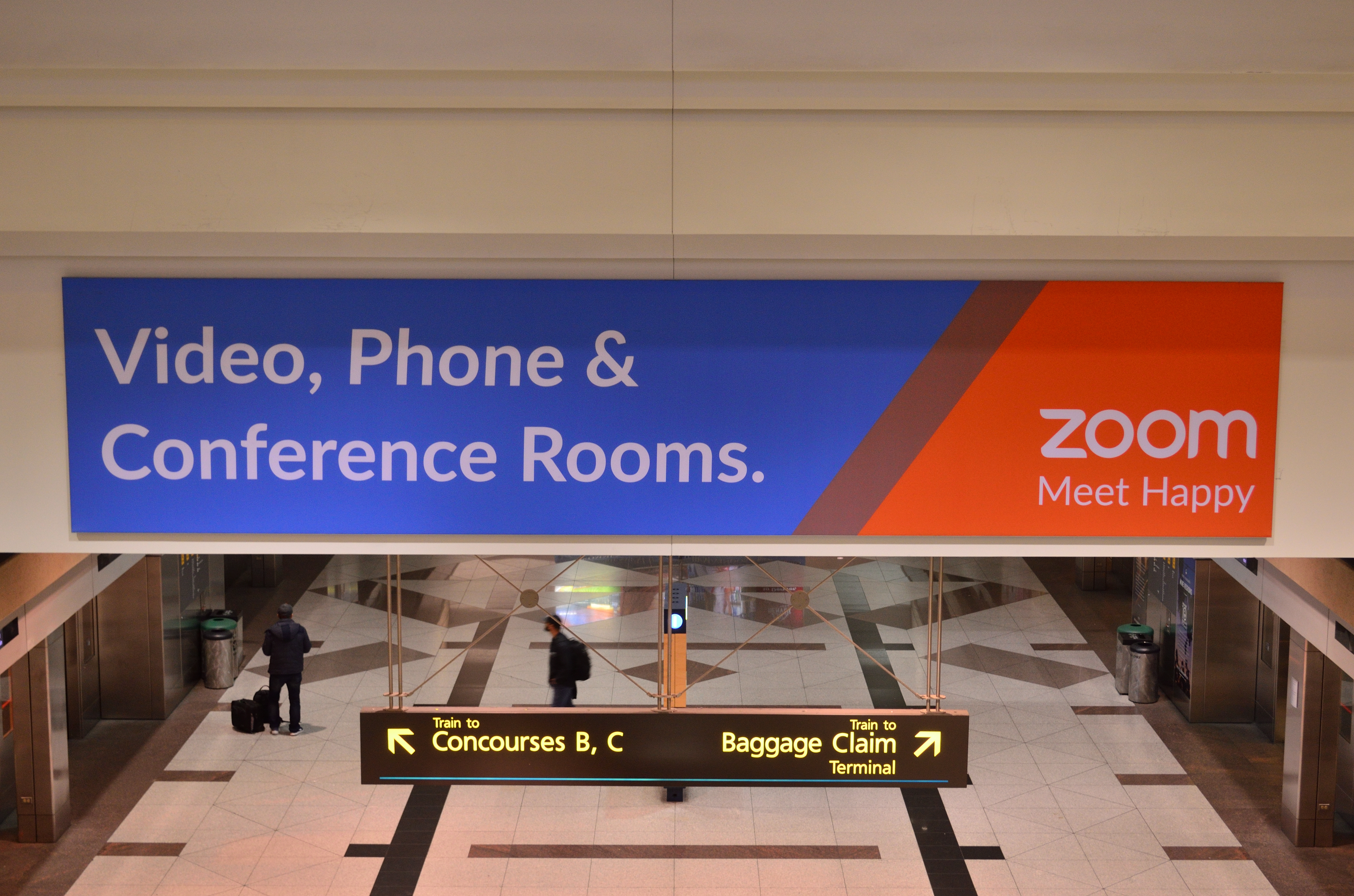 Zoom 廣告展示在丹佛國際機場(圖片來源：Raysonho，wiki，CC0）