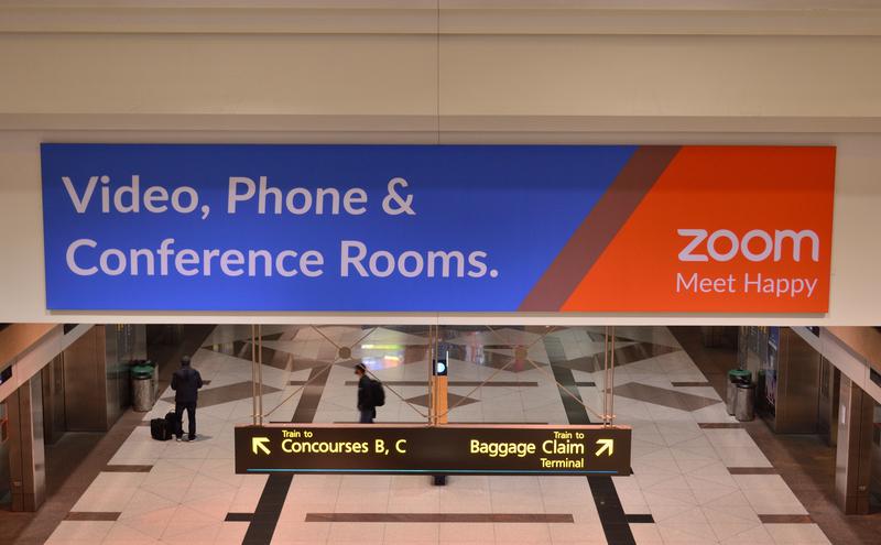 Zoom 广告展示在丹佛国际机场(图片来源：Raysonho，wiki，CC0）