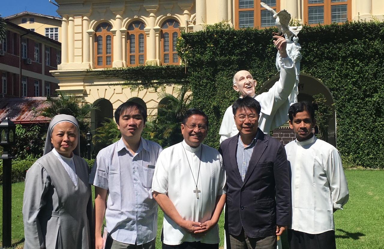 缅甸枢机主教薄茂恩（Cardinal Charles ）(中)