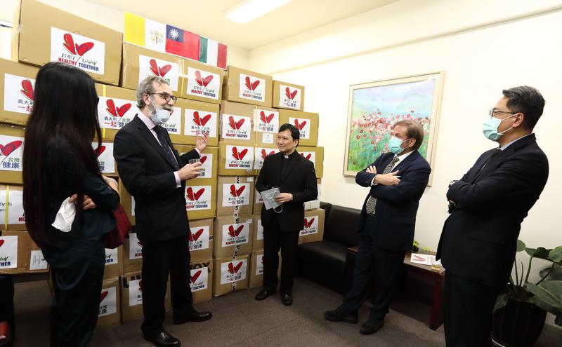台湾3日捐赠给义大利护目镜等防疫物资。