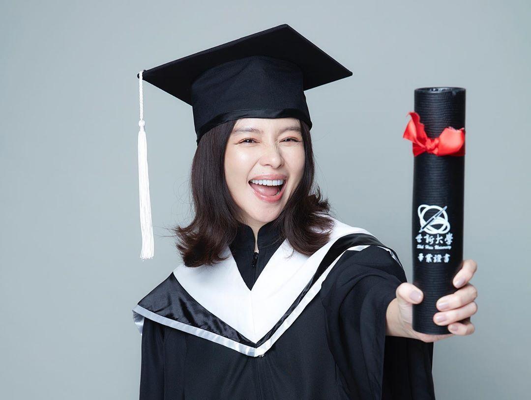 徐若瑄去年拿到学位书开心拍照片留念。