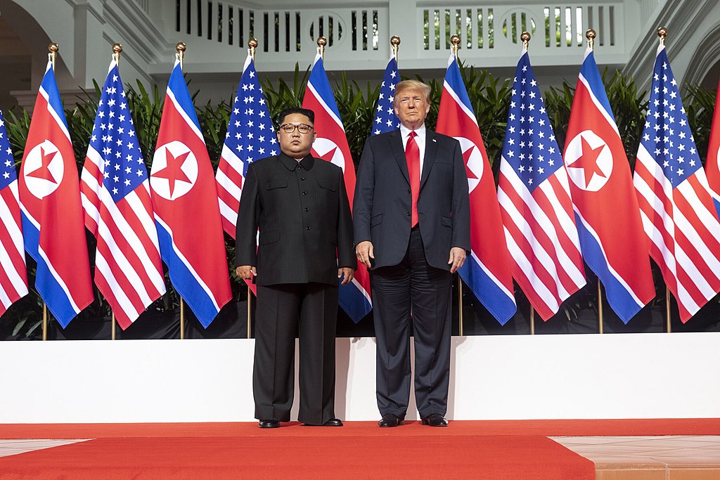 朝鲜领导人金正恩与美国总统川普合照。