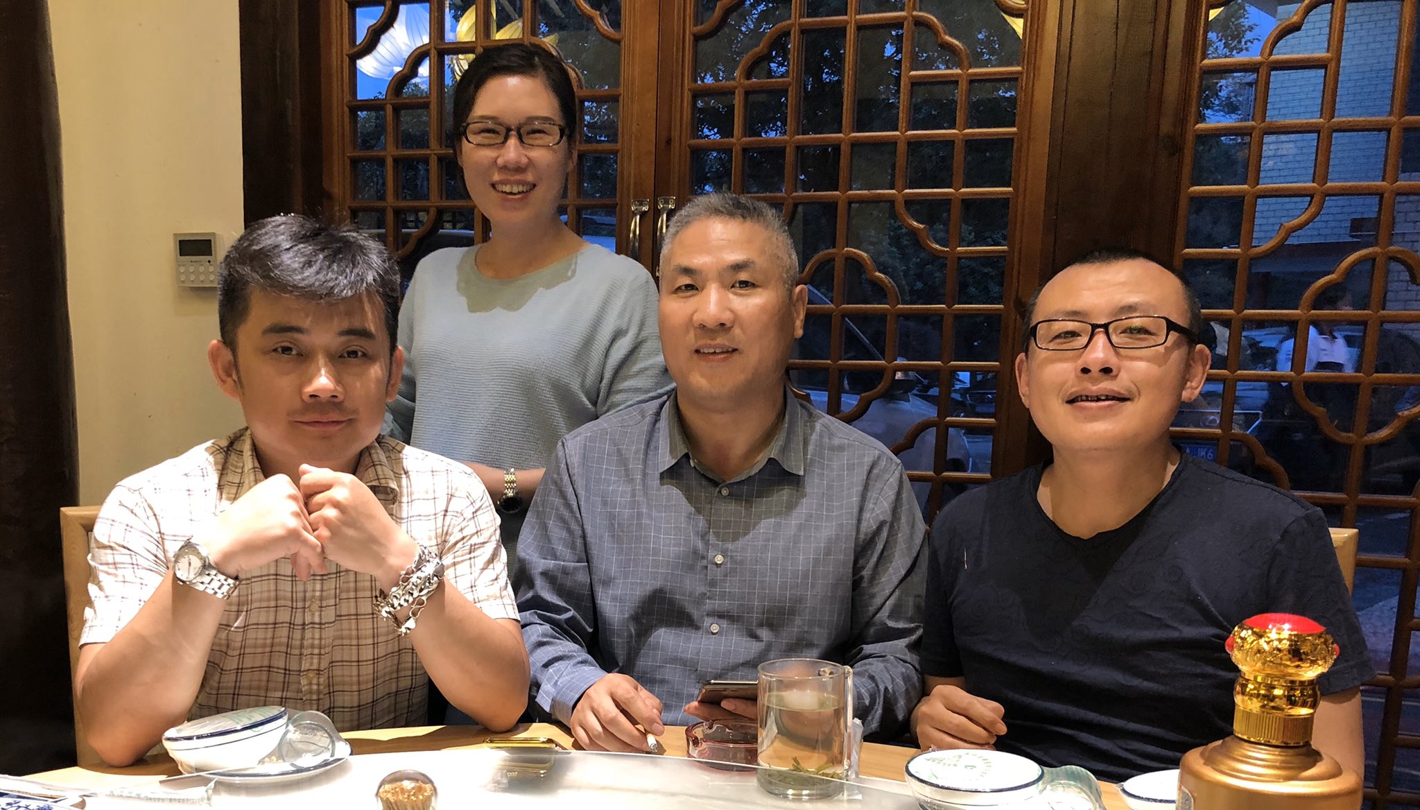 中間白髮為文東海。