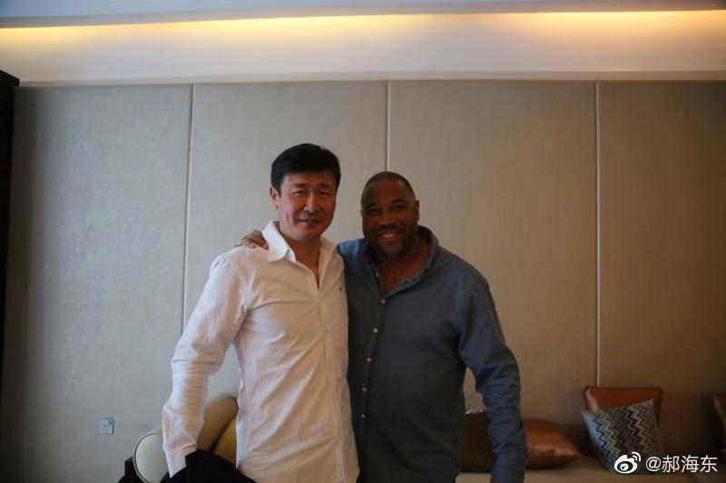 左边为郝海东。