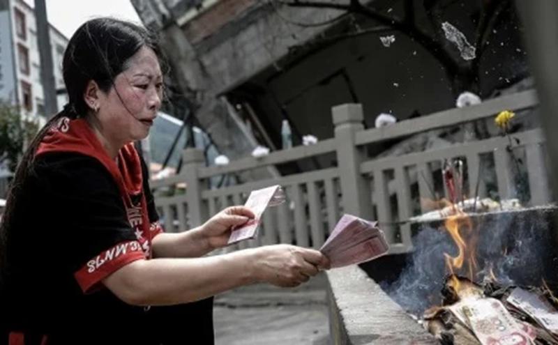 四川大地震12周年，一百多名家长12日前往当年伤亡严重的都江堰聚源中学遗址祭祀子女。（图片来源：Getty Images）
