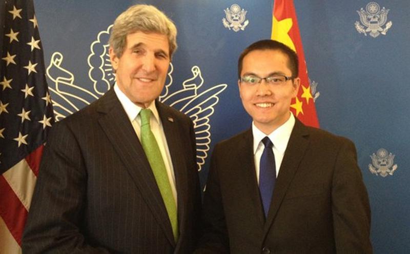 张贾龙（右）2014年会见时任美国国务卿的克里。