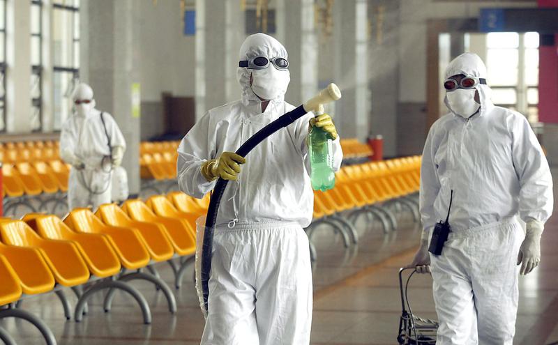 中国防疫人员在消毒公共场所