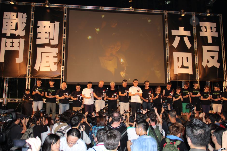 2014年，香港为纪念六四25周年，在维园举行烛光晚会（图片来源：wikimediacommons，VOA）