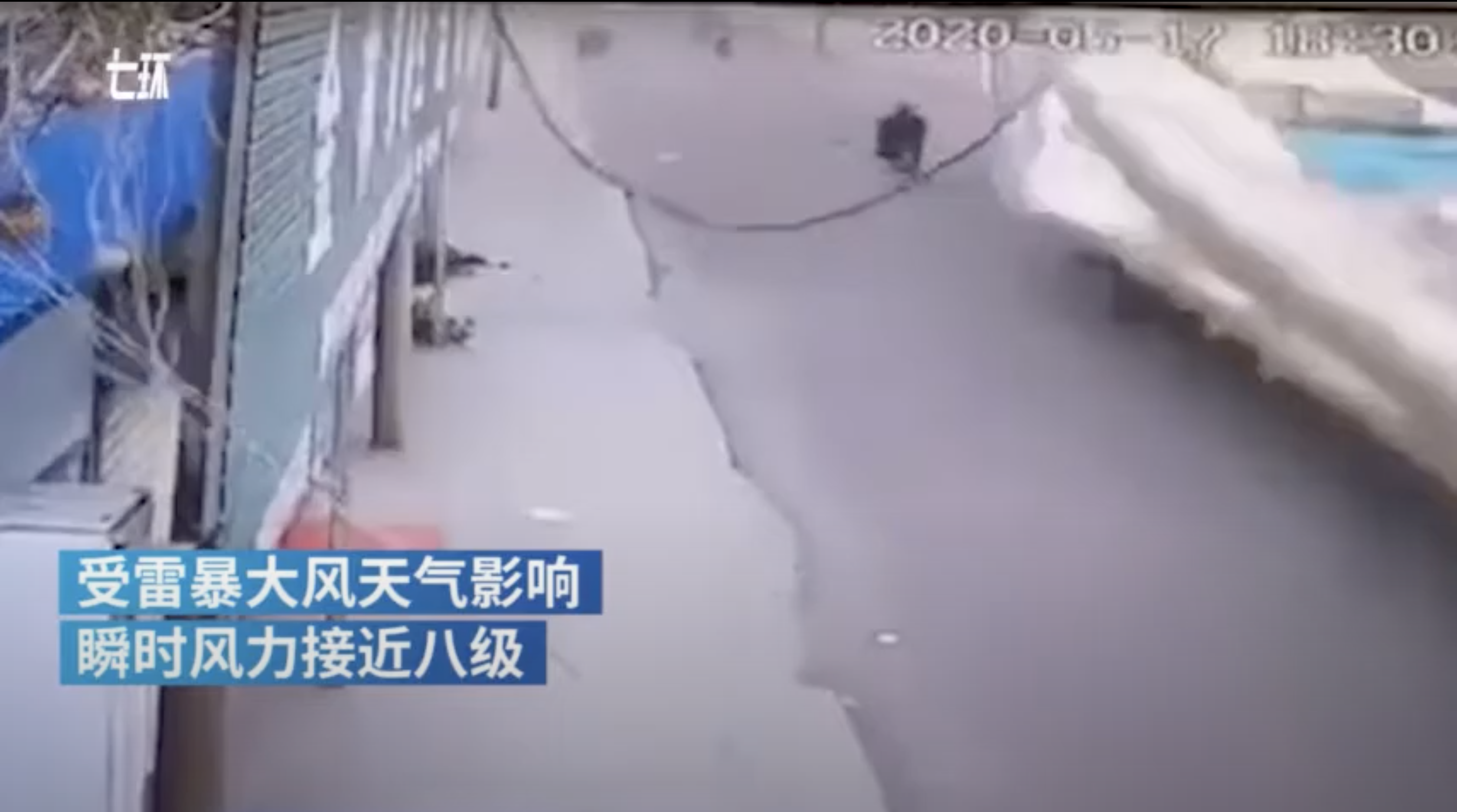 河南省漯河市召陵区，一段20多米长的围墙被强风吹倒