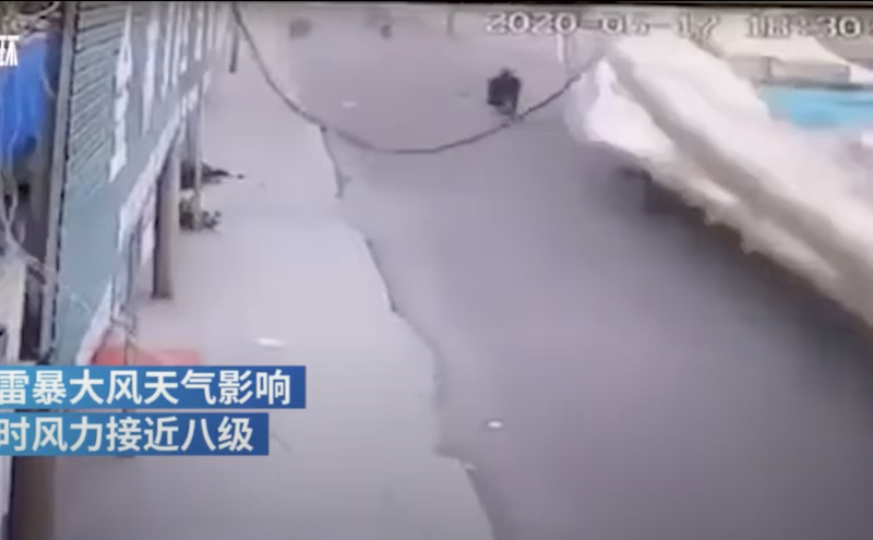 河南省漯河市召陵区，一段20多米长的围墙被强风吹倒