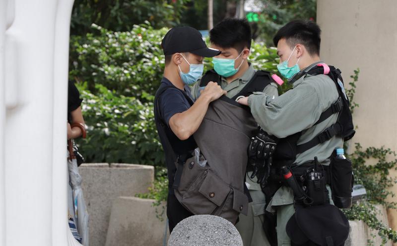 香港立法会二读国歌法，场外警员盘查可疑者（图片来源：中央社）