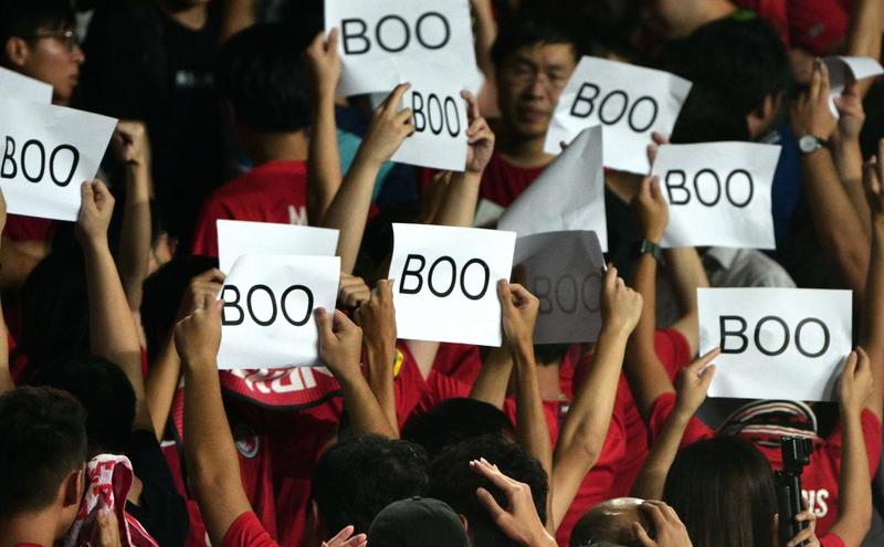 香港球迷在球场听到中国国歌转身举起抗议标语  (图片来源：Getty Images)
